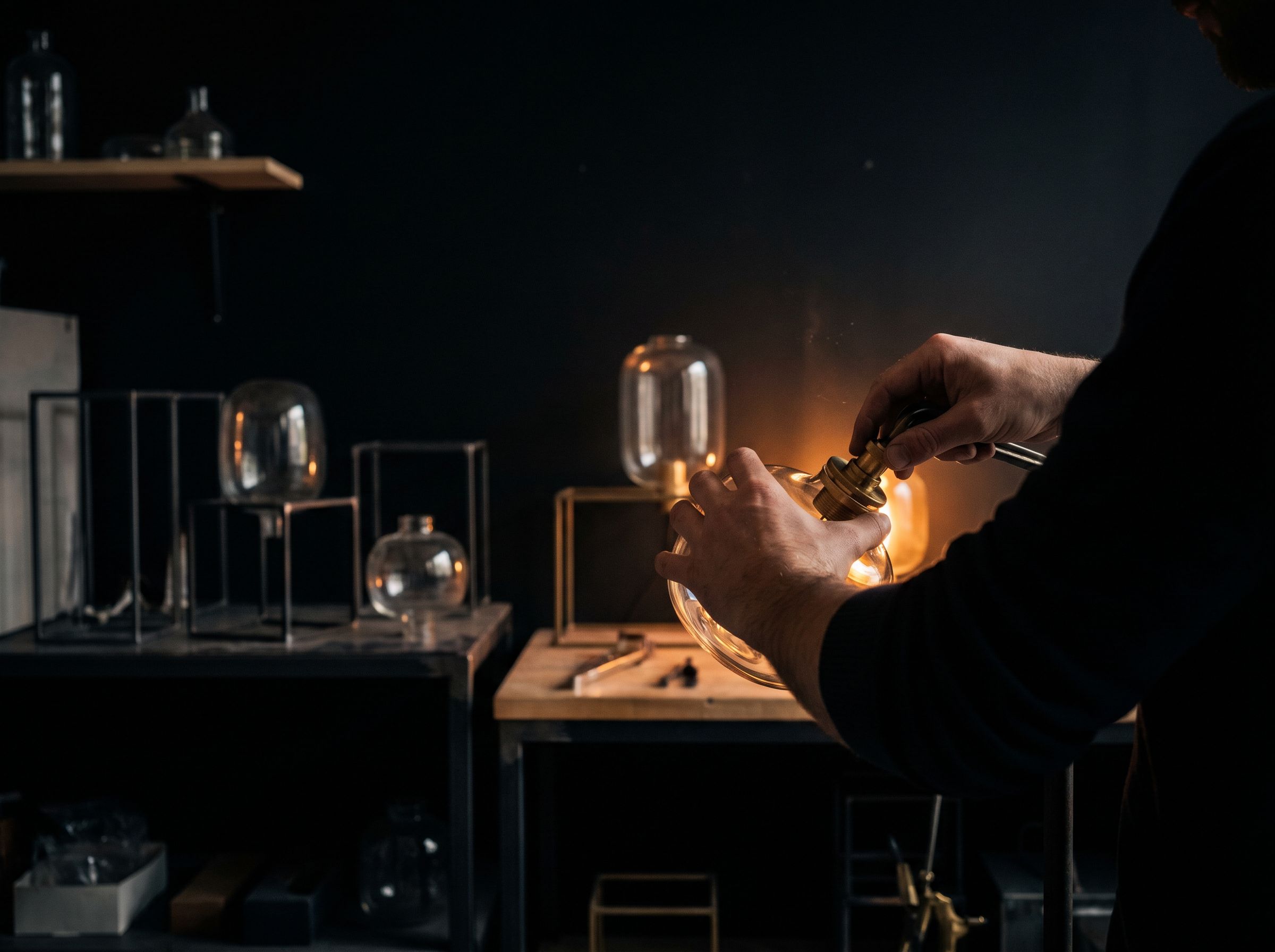 Souffleur de verre à l'atelier — chaleur du four et canne en rotation.